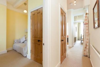 380 Charming one bedroom property in an attractive residential area with great cafes restaurants and shops nearby - image 13