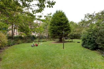 380 Charming one bedroom property in an attractive residential area with great cafes restaurants and shops nearby - image 16