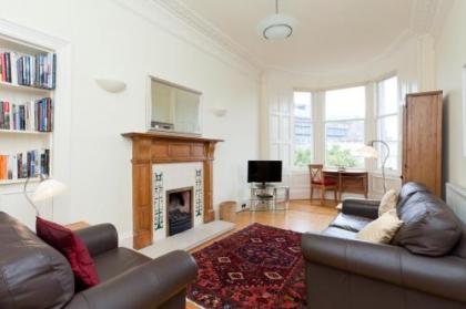 380 Charming one bedroom property in an attractive residential area with great cafes restaurants and shops nearby - image 2