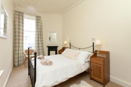 380 Charming one bedroom property in an attractive residential area with great cafes restaurants and shops nearby - image 4