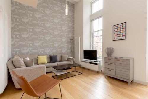 424 Stunning 2 bedroom duplex apartment by The Meadows with secure parking - image 2
