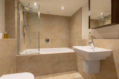 424 Stunning 2 bedroom duplex apartment by The Meadows with secure parking - image 3