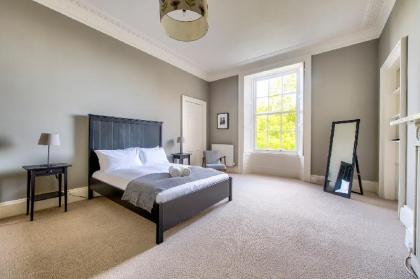 Bright and Spacious 4-bedroom Apart in Stockbridge - image 15