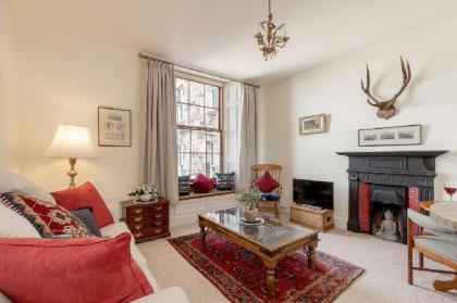 Stunning Views: Heart of the Old Town Apartment in Edinburgh