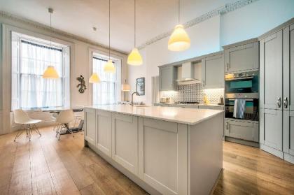 Spacious and Stylish 4 Bed Georgian Apartment Edinburgh 