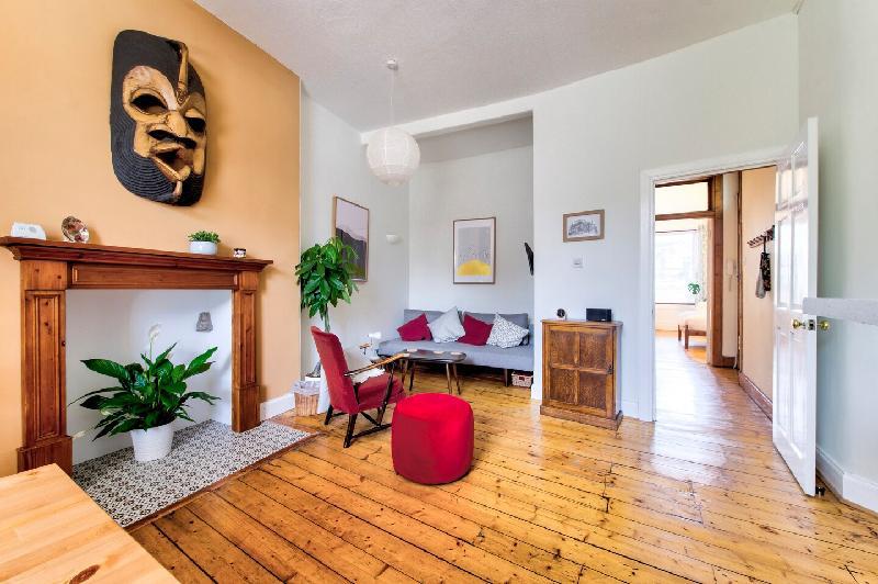 Ideal Location! Stylish Old Town Apt by Royal Mile - image 2