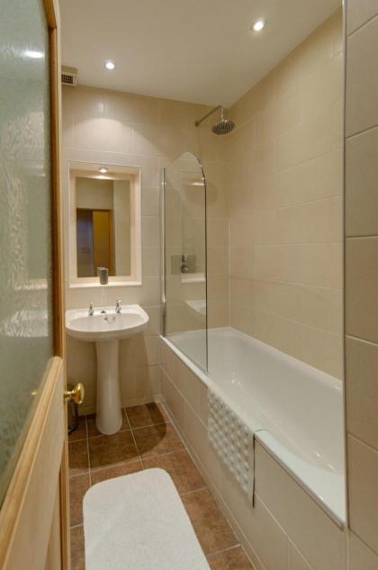 Spacious 2Bed in Heart of Old Town (Diagon Alley) - image 11