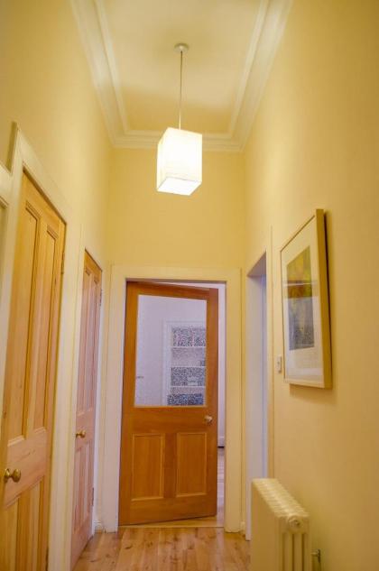 Spacious 2Bed in Heart of Old Town (Diagon Alley) - image 3