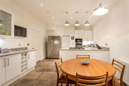 Spacious 2 Bed Apt in Ideal City Centre Location - image 15