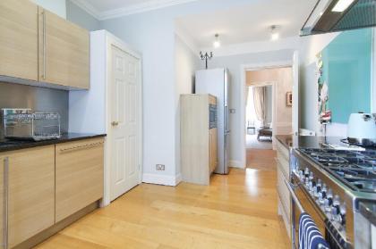 Stylish & majestic 3-bed apartment in Stockbridge - image 12