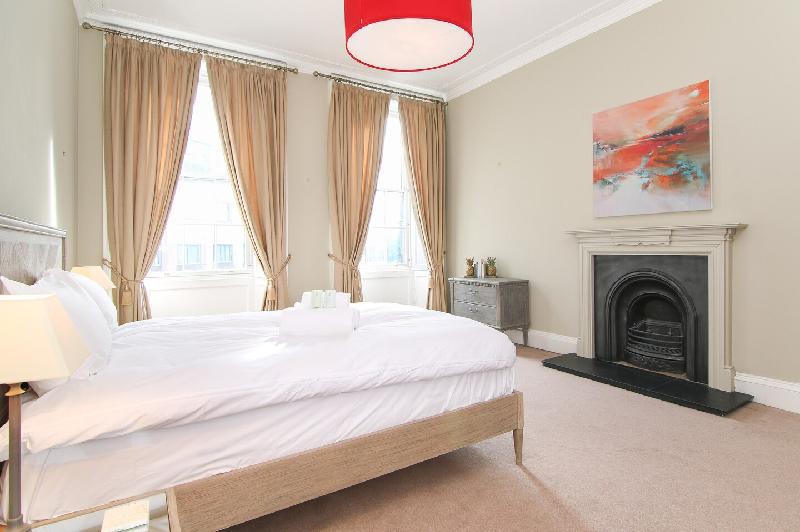 Stylish & majestic 3-bed apartment in Stockbridge - image 2