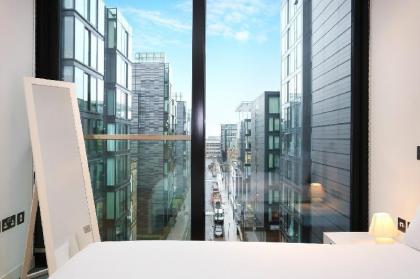 Modern 2bed with free Parking in the Quartermile - image 6