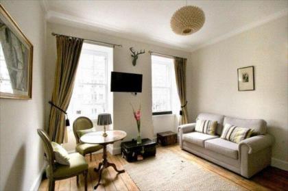 Royal Mile Tower Apartment - image 1