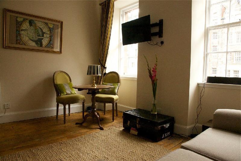 Royal Mile Tower Apartment - image 2