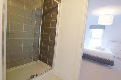 Bright City Centre 2bed/2bath with Free Parking! - image 10