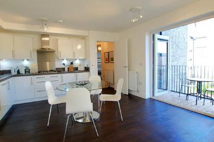 Bright City Centre 2bed/2bath with Free Parking! - image 11