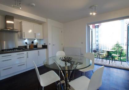 Bright City Centre 2bed/2bath with Free Parking! - image 13