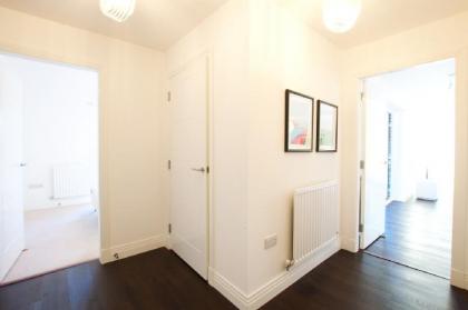 Bright City Centre 2bed/2bath with Free Parking! - image 16