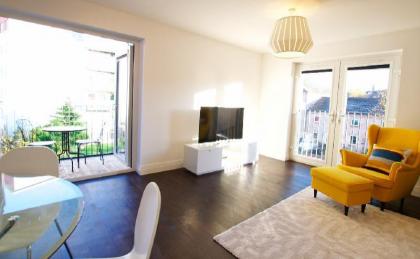 Bright City Centre 2bed/2bath with Free Parking! - image 7
