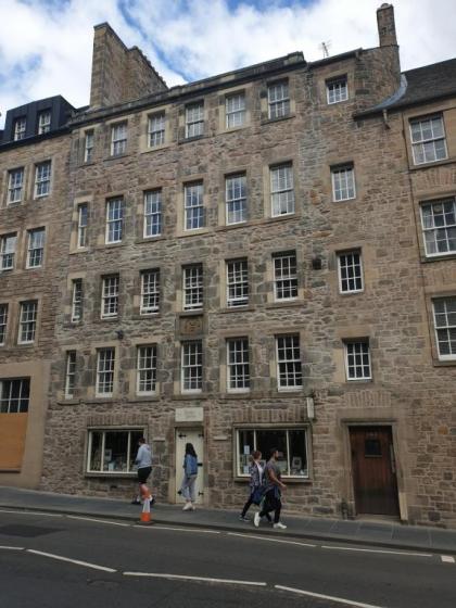 Spacious and historic 2 bed flat on Royal Mile - image 1