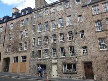 Spacious and historic 2 bed flat on Royal Mile - image 10