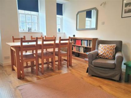 Spacious and historic 2 bed flat on Royal Mile - image 9