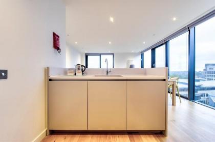 Stylish Top Floor Apartment in the City Centre - image 10