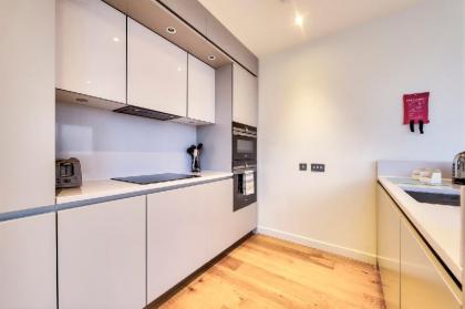 Stylish Top Floor Apartment in the City Centre - image 11