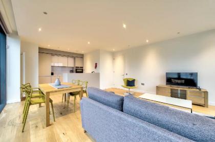 Stylish Top Floor Apartment in the City Centre - image 18