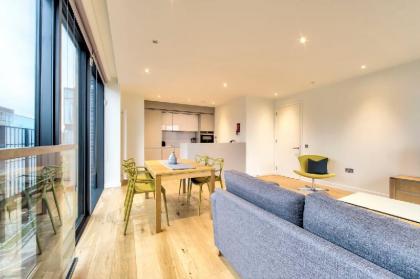 Stylish Top Floor Apartment in the City Centre - image 7
