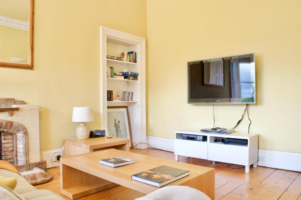 Bright Spacious & Comfortable Old Town Flat - image 4