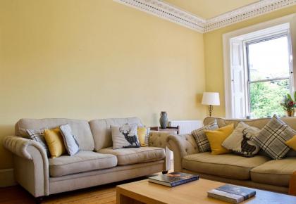 Bright Spacious & Comfortable Old Town Flat - image 5