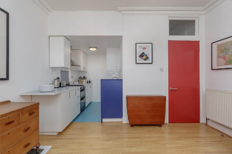 Colourful West-End Apartment - 2 BR– 4 Guests! - image 2