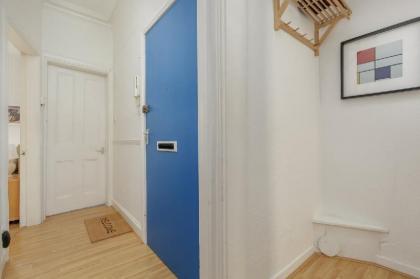 Colourful West-End Apartment - 2 BR– 4 Guests! - image 8