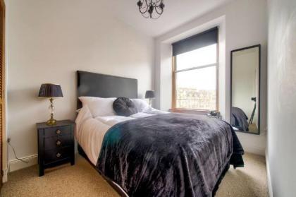 Apartment in the historic Grassmarket for 2 guests - image 10