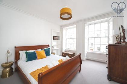Luxury 3 Bedroom Apt On Edinburgh's Royal Mile