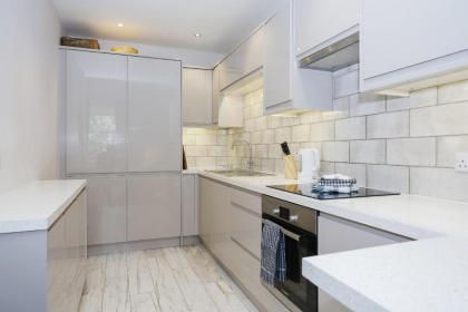 Fabulous 5 Double Bedroom Edinburgh Old Town apartment - image 25