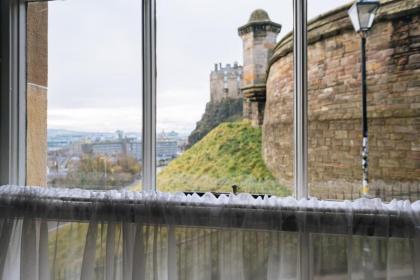 Chic 1BD Flat - wViews of Edinburgh Castle! - image 18