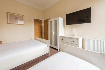 3 bed overlooking meadows park - image 27