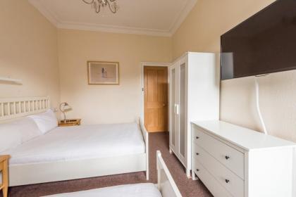 3 bed overlooking meadows park - image 29