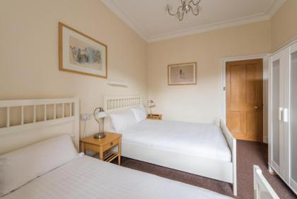 3 bed overlooking meadows park - image 30