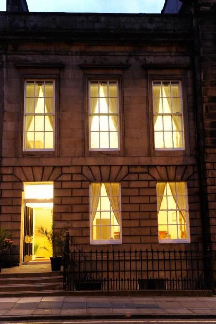 Edinburgh City Suites - image 16