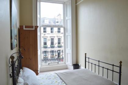 2 Bedroom Apartment near Stockbridge Sleeps 4 - image 2