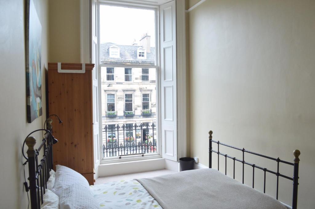 2 Bedroom Apartment near Stockbridge Sleeps 4 - image 2