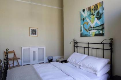 2 Bedroom Apartment near Stockbridge Sleeps 4 - image 3