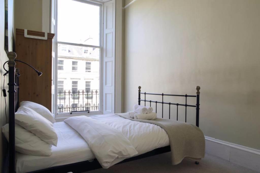 2 Bedroom Apartment near Stockbridge Sleeps 4 - image 4