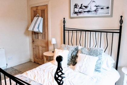 Cosy and Modern Apartment in Central Edinburgh - image 10