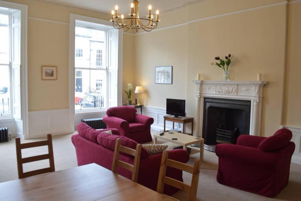 Traditional Georgian Flat in New Town - main image