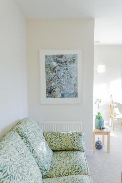 Sophisticated Edinburgh Apartment in City Centre - image 13