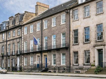 Travelodge Edinburgh Central Queen Street - image 1